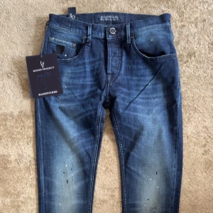 Handpicked jeans - Säljer ett par helt sprillans nya handpicked jeans för endast 1200 org pris är 3500!!