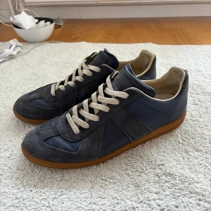 Maison Margiela Gats blå - Riktigt snygga Maison margiela gats! Skorna är i bra 8/10 skick lite healdrag och slitningar syns på bilden annars bra! Storlek 43 passar större! Fler gats finns i min profil!