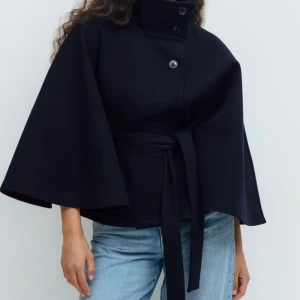 Cape jacket - Superfin, inte ens prövad. Beställde 2 storlekar därför säljer jag denna. Helt slutsåld på hemsidan!💗pris kan diskuteras 