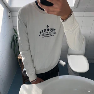 Morris sweatshirt  - Tja! Säljer en asfet sweatshirt från Morris. Otroligt snyggt tryck och detaljer, svårt att få tag på liknande tröjor från Morris. Storlek M men sitter som S. Hör av dig vid funderingar!