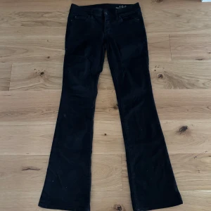 Lågmidjade svarta jeans  - Svarta lågmidjade jeans som är raka/ bootcut😊 jättesnygga men kommer tyvärr inte till användning längre🥰  storleken står ej i byxorna men skulle säga att dom passar 34-36 typ