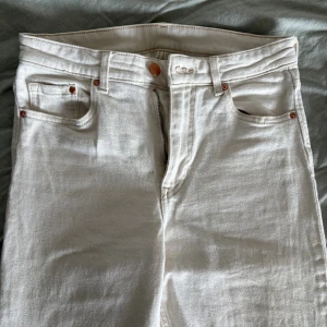 vita jeans från hm - Snygga vita jeans från hm i storlek 38. Använde några få gånger, fint skick förutom en liten fläck på ena benet (sista bilden)