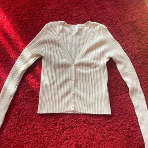 Ribbad beige kofta från H&M - Säljer en ribbad beige kofta från H&M i storlek XS. Mjukt material