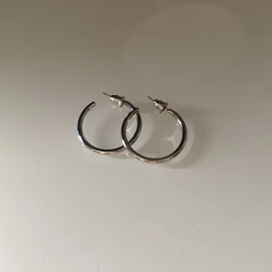 Silverfärgade hoops örhängen - Stilrena och klassiska hoops i silverfärg. Runda örhängen med enkel design som passar till allt. Perfekta för dig som gillar minimalistiska smycken och vill ha något som funkar varje dag.