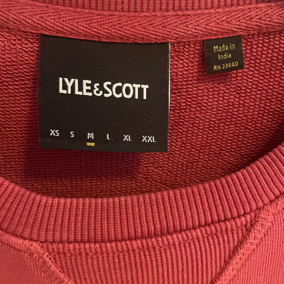 Röd crewneck från Lyle & Scott - 2