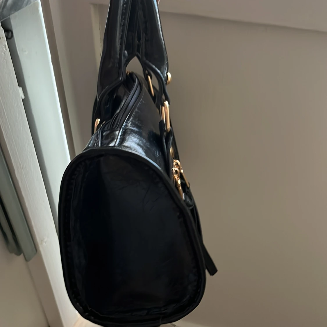 Svart handväska med gulddetaljer - 4