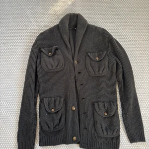 Tiger of Sweden kofta   - Najs kofta tiger of Sweden lite noppring annars bra skick är S men sitter som M