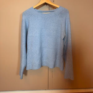 Ljusblå stickad tröja från Vero Moda - Superfin ljusblå stickad tröja från Vero Moda. Jag säljer den för 200kr + frakt som kunden betalar, pris kan diskuteras.