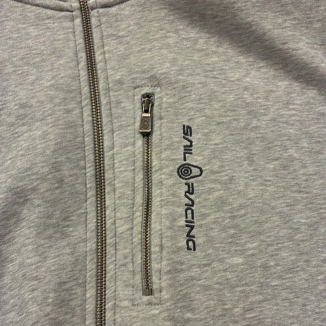 Grå hoodie från Sail Racing - 1