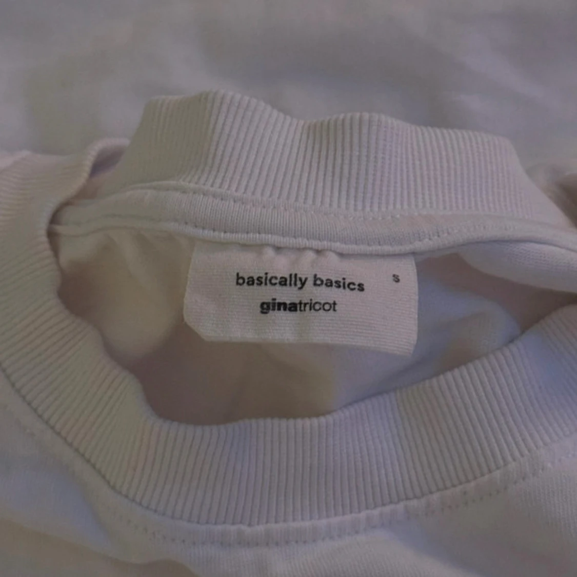 Vit t-shirt från Gina Tricot - 1