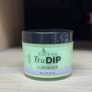 EzFlow TruDIP Dip Powder Club Kid - EzFlow TruDIP Dip Powder i färgen Club Kid är ett roping powder för naglar i en ljusgrön nyans. Kommer i en rund plastburk med svart lock och rymmer 56 g. Har lite repor/damm på förpackningen pga att den legat bland öppnade burkar, men inga problem med produkten.  