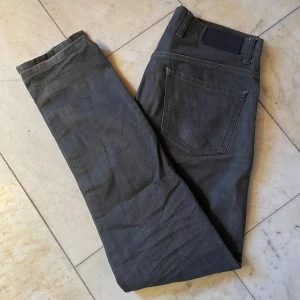 J.Lindeberg jeans - Ett par råa och feta jeans från J.Lindeberg. Sköna slitningar och ingångna, men trots detta mycket bra skick. Skriv för frågor.