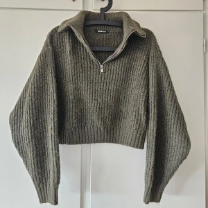 Khaki färgad halfzip - Halfzip i skönt material🫶 Köptes på vinted men passade tyvärr inte på mig