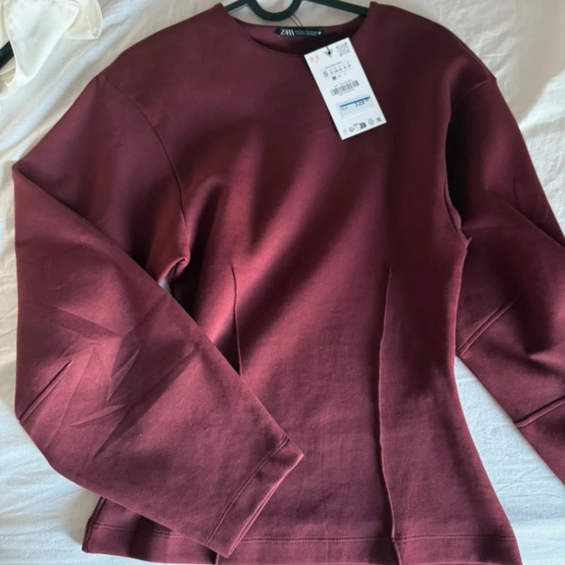 Vinröd långärmad tröja från Zara