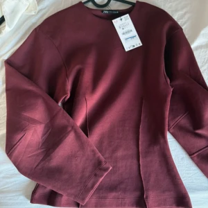 Vinröd långärmad tröja från Zara - Supersnygg vinröd figursydd topp från Zara, säljer då jag inte tycker färgen passar mig💕💕 Prislapp kvar Inga defekter alls