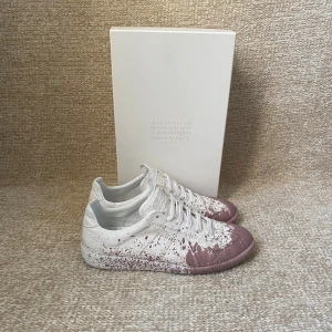 Maison Margiela gats paint splatter - Ett par gats i nyskick. Färgen ifrån är en mörk rosa färg. Nypris ligger runt 9000kr och allt ingår som är med på bilderna, pris går att diskuteras vid snabb affär.🤩✌🏻👌🏽