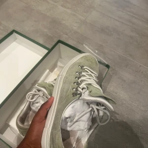 Ljusgröna mockasneakers från Diemme - Säljer ett par snygga sneakers från Diemme i ljusgrön mocka med vita snören och robust vit sula. Skorna har metallöglor för snörningen som ger en cool hiking-vibe. Perfekta för dig som vill sticka ut med stilrena detaljer och premiumkänsla.
