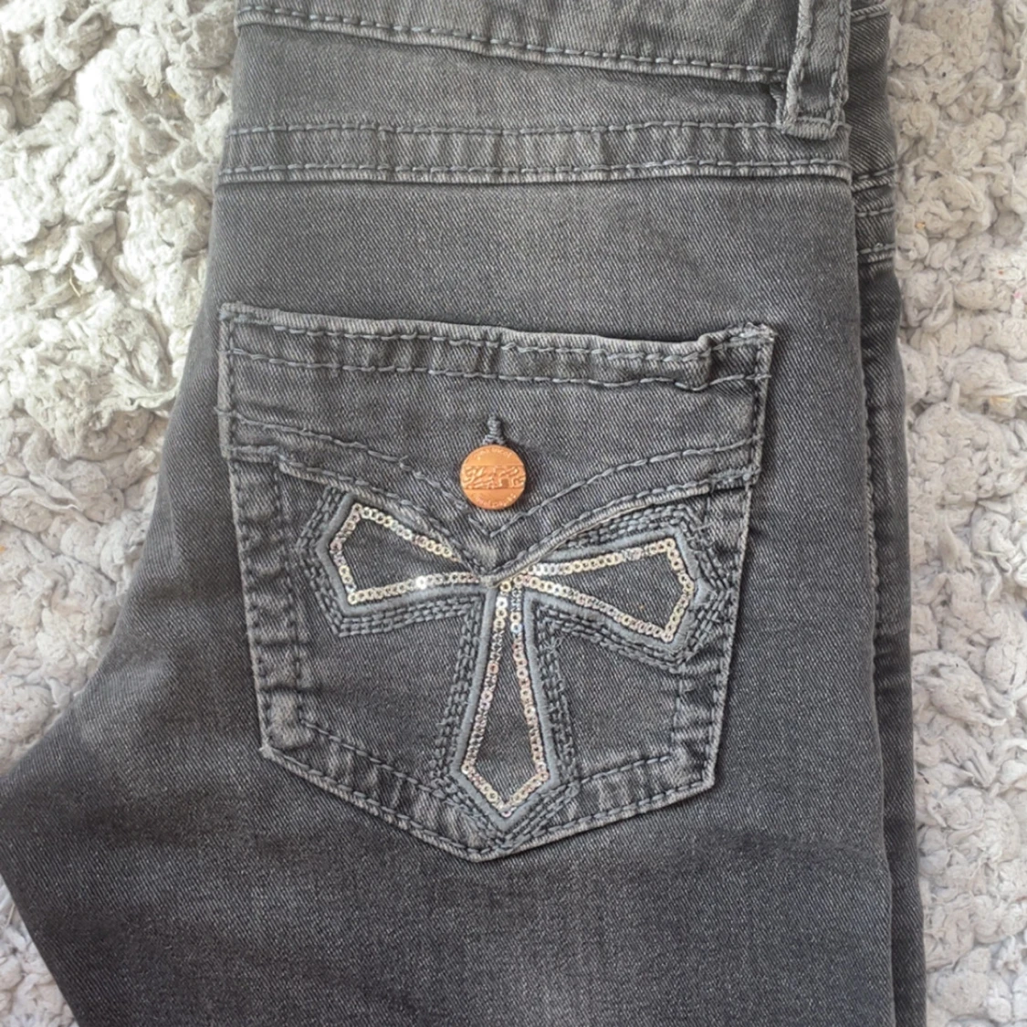 Svarta bootcut jeans med paljettdetalj - 1