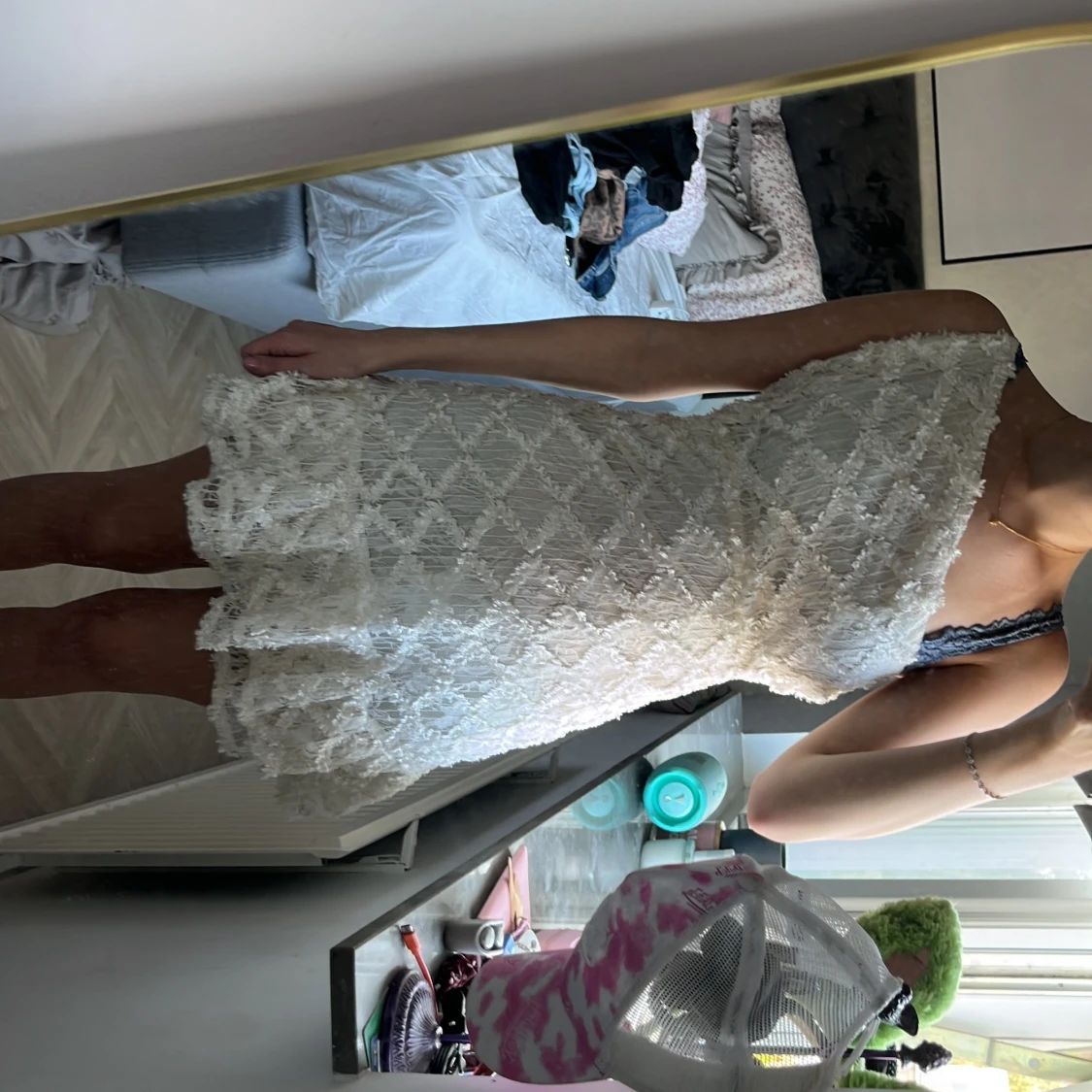 Vit spetsklänning med volang