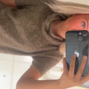 Beige stickad polotröja med kort ärm - Mysig beige stickad polotröja med korta ärmar och passform. Det står ingen storlek i men är som xs/s/m ❤️ inte alls stickig utom lite tunnare 