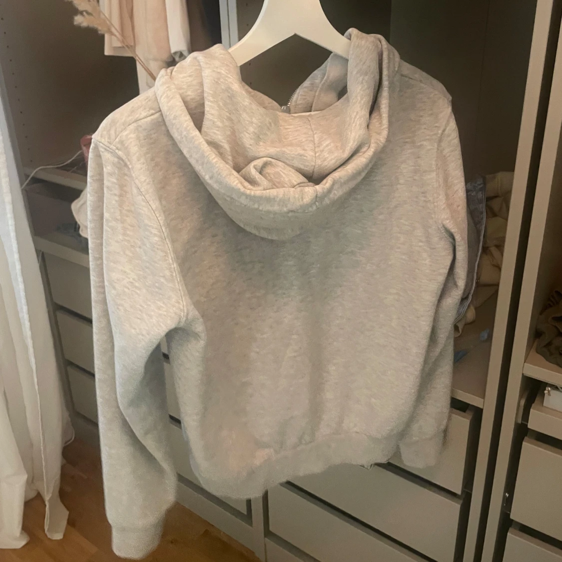 Ljusgrå hoodie med dragkedja - 1