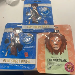 Harry Potter & Lejon Face Sheet Mask - Tre ansiktsmasker i arkmask-format: två blå Harry Potter-masker med ingefäraextrakt och pepparkaksdoft, samt en orange lejonmask med lakritsextrakt och havreprotein. Alla är veganska och återfuktande, perfekta för en selfcare-kväll.