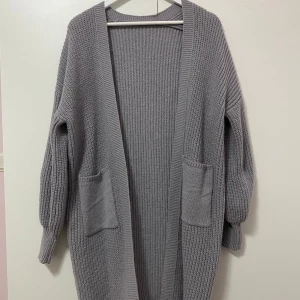 Grå stickad kofta med fickor - Supermysig lång och oversized grå stickad kofta med stora fickor framtill. Håller en riktigt varm, perfekt nu för hösten och vintern🍂 Aldrig använt då den inte kommit till användning, i storlek S, nypris 280kr✨ Pris går att diskuteras🤗