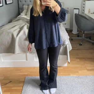 Kostymbyxor med slits  - Superfina svarta kostymbyxor från bikbok med slits nertill, som tyvärr har blivit för små!! Storlek 34 i den gamla modellen Vera💕använda men superbra skick 