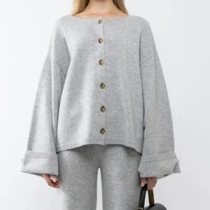 Arakii kofta - Intressekoll på denna fina kofta som knappt använts från ARAKII. Luna cardigan. Skriv innan ni köper direkt. Nypris 2300kr