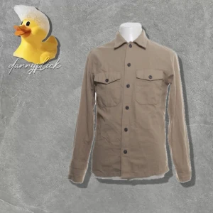 Beige overshirt  - Säljer denna snygg beige overshirt från jack and jones, den är i storlek XS. Hör av er vid minsta lilla fundering! SKRIV FÖR FLERA BILDER !!**Kan lösa en overshirt bundle**