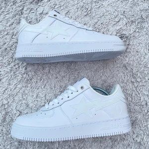 Vita BAPE STA sneakers i skinn - Säljer ett par fräscha BAPE STA sneakers i helvita. Helt nya och  inte använda alls priset kan diskuteras