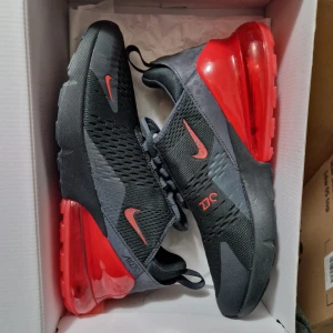 Nya Nike Air Max 270 Reflective EU44.5  - Äkta i original låda. Sällsynta som har unika  reflexer runtom sulan. Svåra att få tag på. Sista pris 2800 kr. Inte intresserad av byten eller skambud. Skickar spårbart och försäkrat. Kvitto finns 