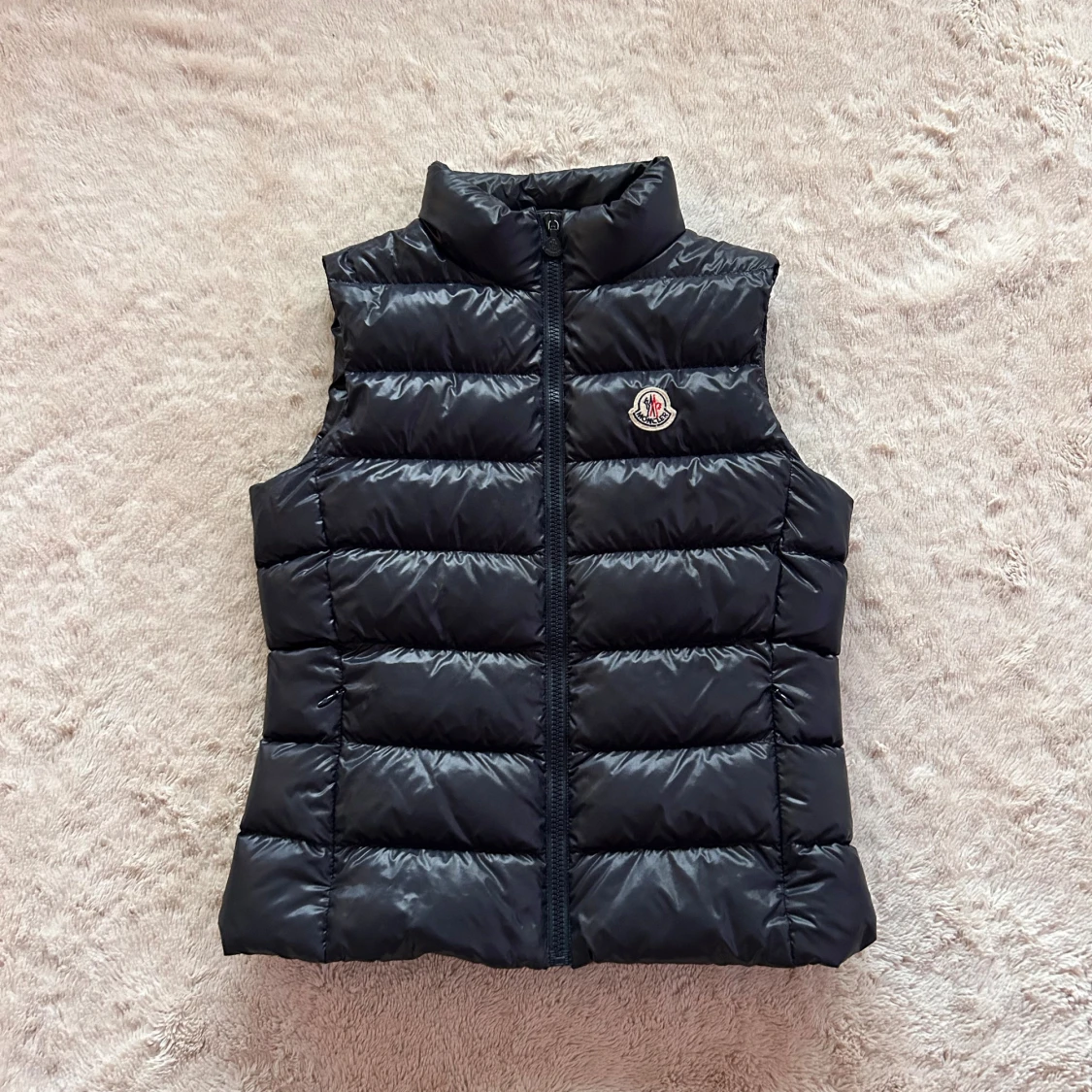 Marinblå dunväst från Moncler