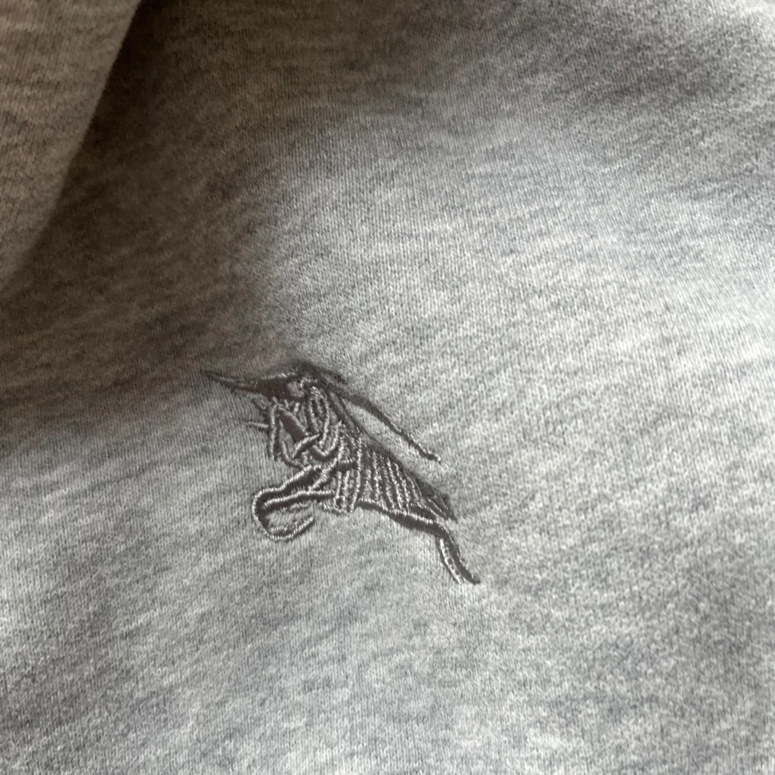 Grå hoodie från Burberry med dragkedja - 3