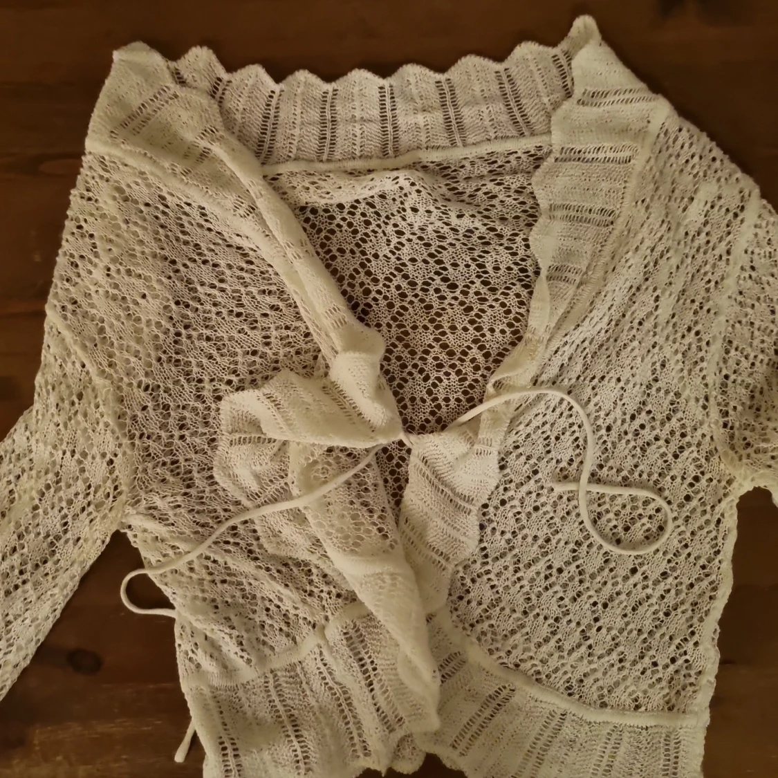 Vit stickad kofta med knyt