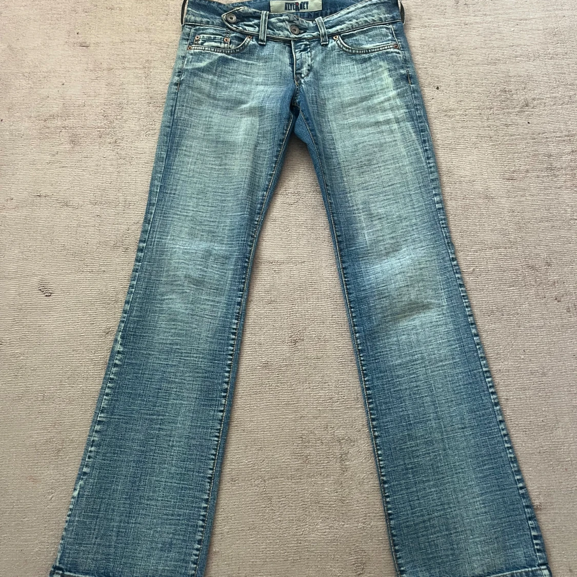 Blå bootcut jeans från Alternet - 2