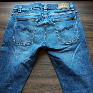 Mörkblå nudie jeans - Säljer nu mina nudie jeans i storlek 30/30, skick 9/10. MVH 