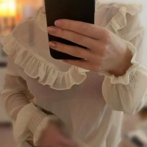 Vit blus - Vit genomskinlig blus från bikbok med volanger som detalj. Funkar perfekt på högtider eller kalas, funkar med vitt linne under eller vit bh💞