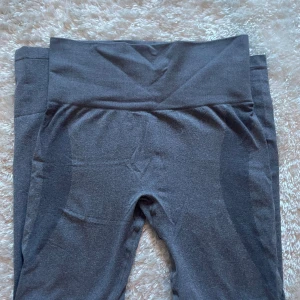 Gråa träningstights  - Gråa träningstights, sparsamt använda. 