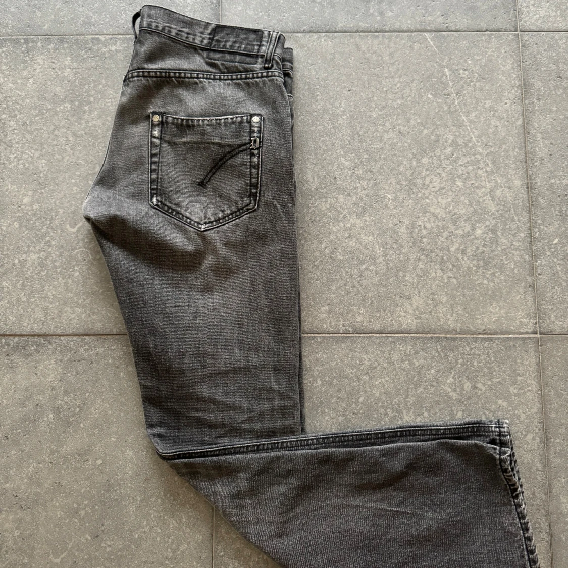 Grå jeans med slitningar - 2