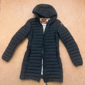 Svart lång dunjacka Parajumpers - Säljer min parajumper Irene XS i färg svart. Skick: mycket bra skick. Kvitto finns! Nypris på denna jacka är 5700kr just nu. Denna jacka är slutsåld på många sidor och är därför svår att få tag på. Passformen är normal. Trots att den är XS så kan den även passa S. Vind och vattenavvisande. Pris kan diskuteras vid snabb affär. 