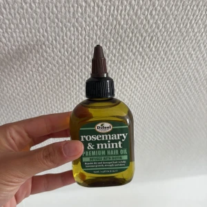 Rosmarinolja/ Hårolja - Difeel Rosemary & Mint Premium Hair Oil med biotin, 75 ml. Oljan är grönaktig och kommer i en plastflaska med smal applikator. Innehåller rosmarin, mynta och flera växtoljor för att stärka och ge glans till håret. Perfekt för dig som vill boosta hårväxt och styrka. Helt oanvänd!!
