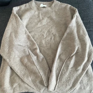 Stickad tröja  - En biege superfin skickad tröja från HM! Storlek M💞