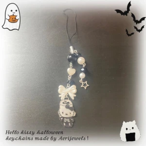 Hello Kitty halloween keychain  - 100% handgjord av mig! Kontakta gärna innan du trycker på köp nu, ifall den har blivit såld på en annan app💕