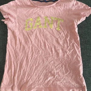 T-shirt  - En T-shirt från gant! Rosa med gullig text! Storlek S! 🥰