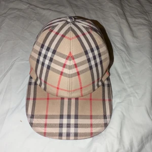 Burbery keps - Vill sälja min burbery keps knappt använd  från vinted Lite stor de därför jag säljer 