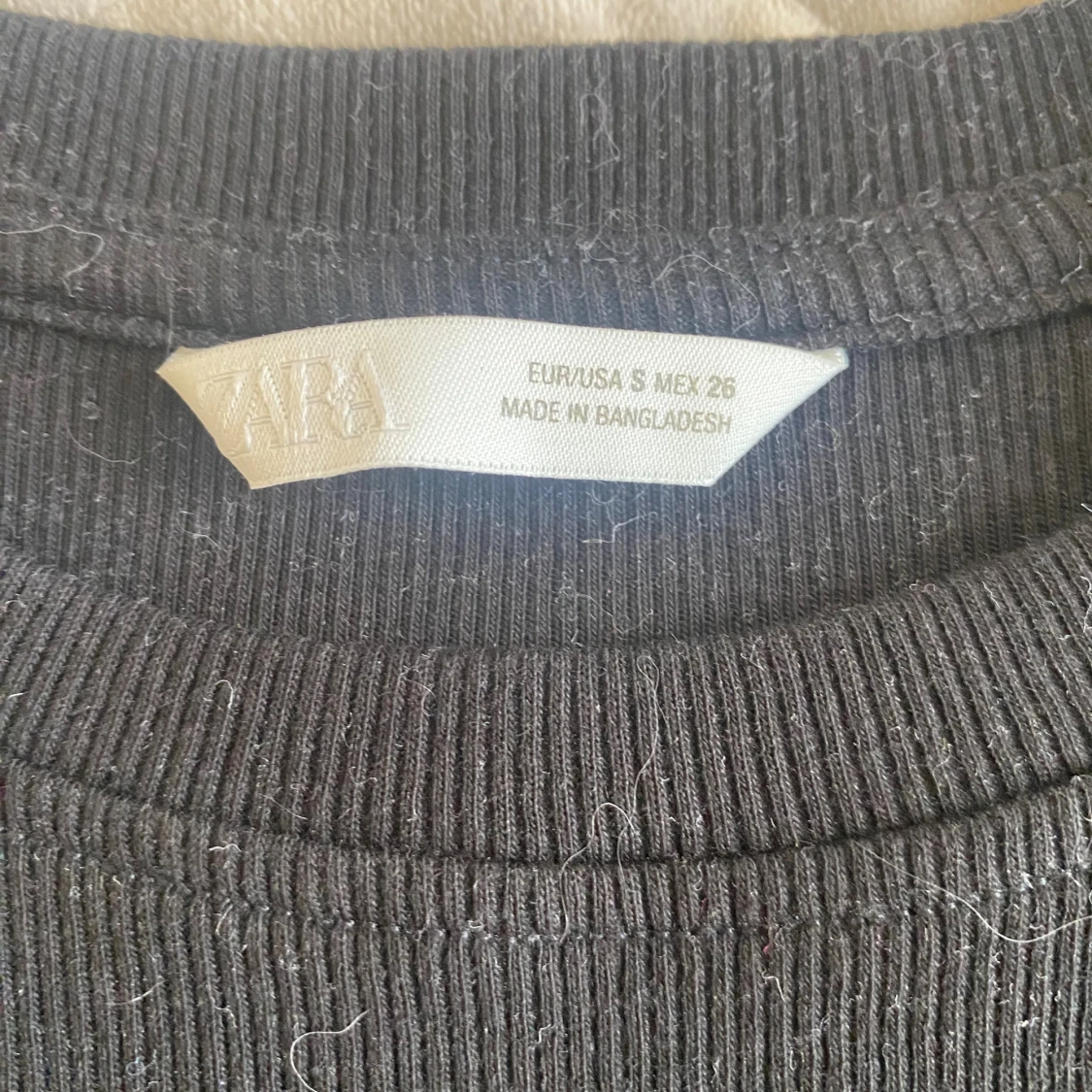 Svart ribbad topp med volangärm Zara - 2