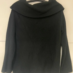 Svart stickad off shoulder topp  - Svart stickad off shoulder topp med låna ärmar. 