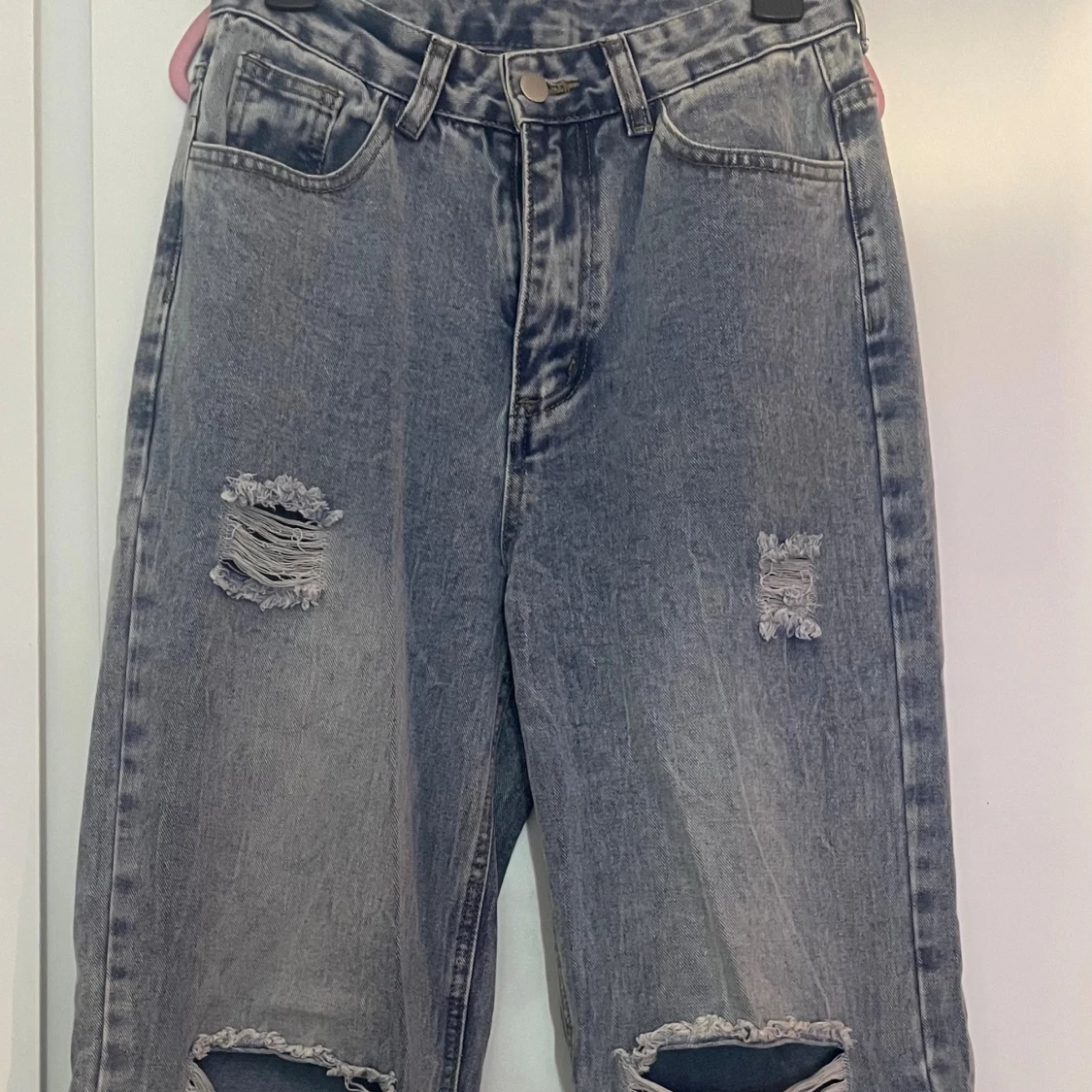 Blåå slitna wide jeans med hål - 2