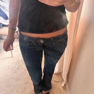 Lågmidjade jeans  - Assnygga bootcut jeans från wrangler🤩 vääldigt lågmidjade och uppsprättade längst ner☺️midjemått: 36cm och innerbenslängd: 82cm🤗
